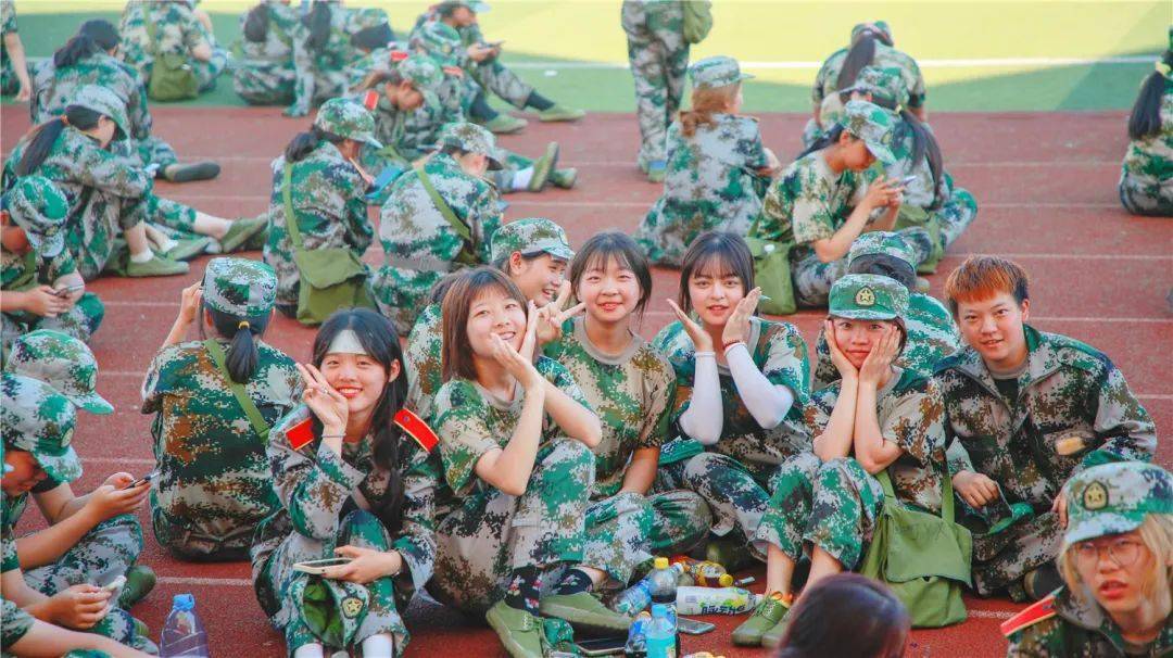 四川民族学院军训服装图片