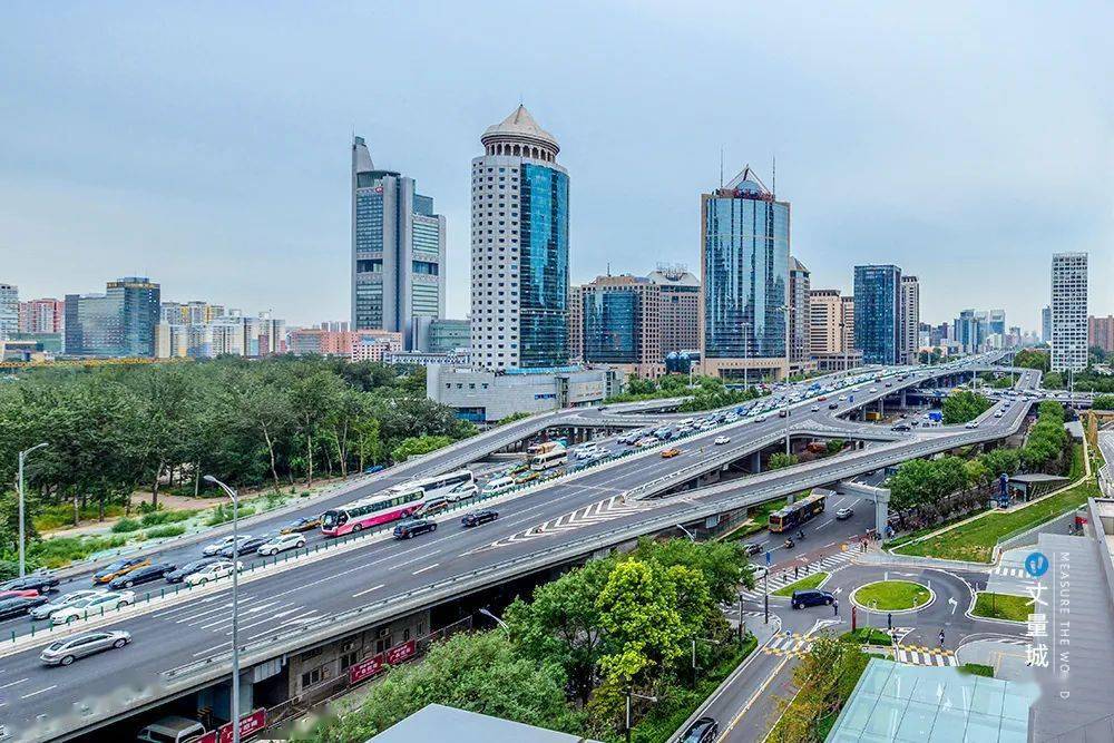 桥上车水马龙桥下同样精彩