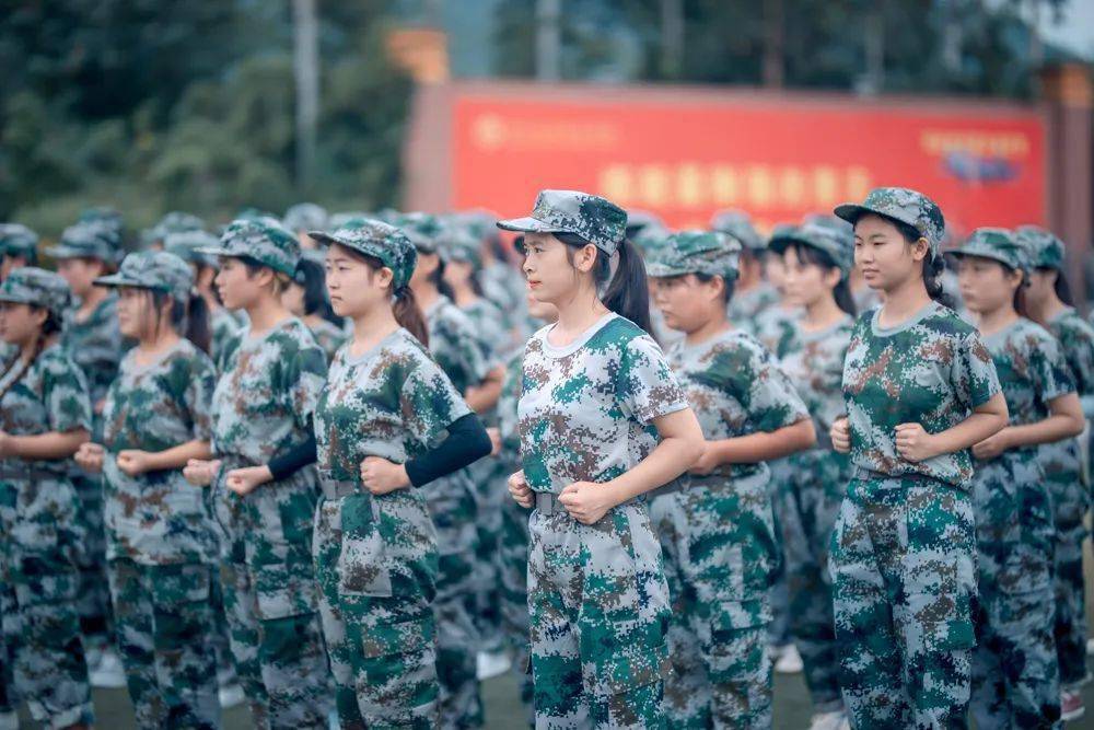 四川民族学院军训服装图片