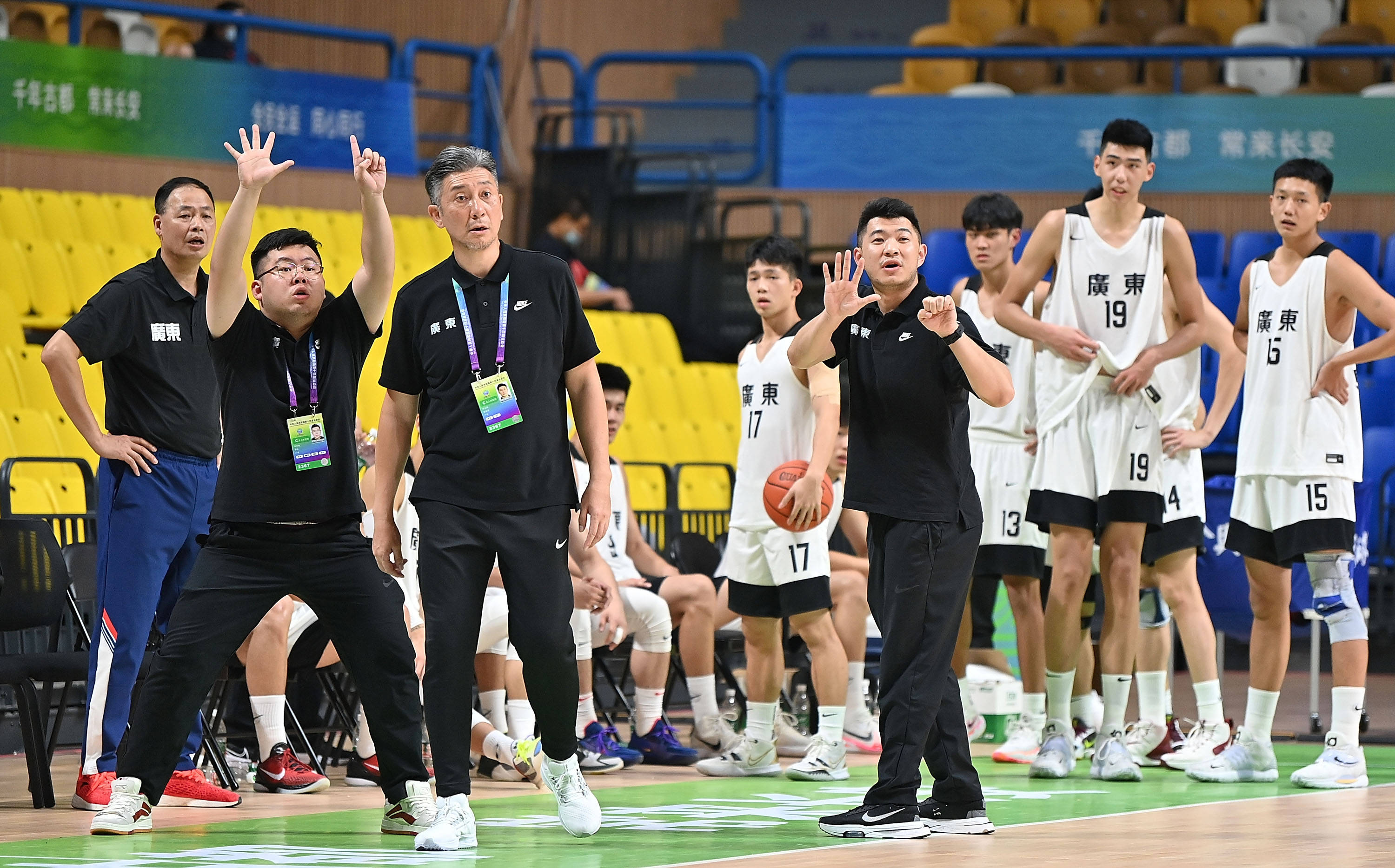 9月22日,广东队教练不满裁判判罚.