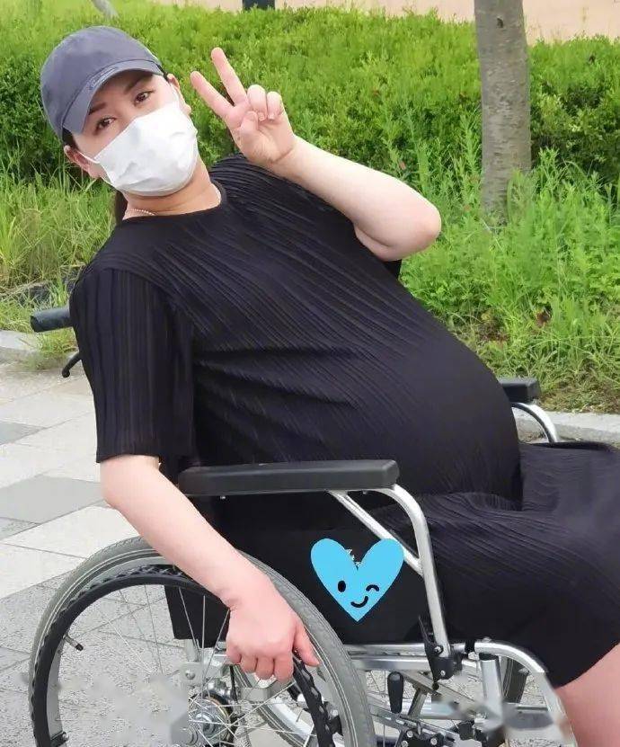 因为怀上了三胞胎,所以孕肚比一般妈妈大了不少.