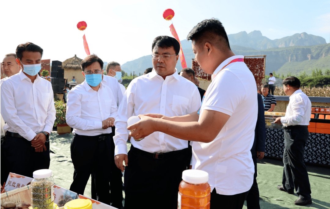 随后,县领导董路明,王元峰,张海军,赵海栓,陈英,梁江苏,李宏伟参观