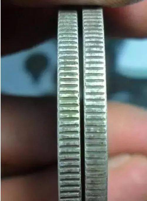 真银元的边齿是滚边工艺制成的,规范精致.