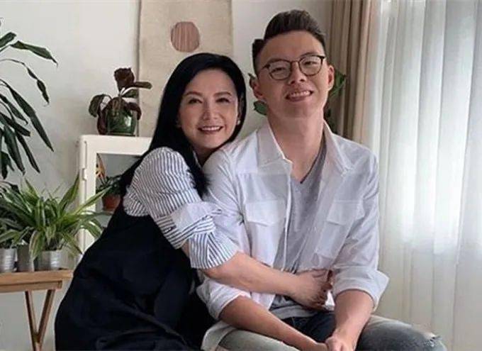 颜色 曾华倩晒近照，美颜了还是难掩沧桑，跟普通人比就是气质更好！