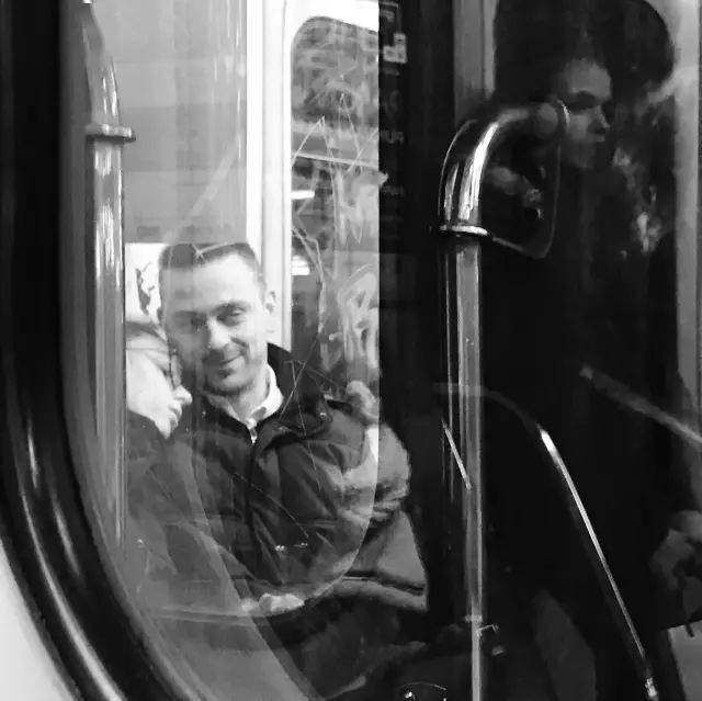 摄影给平常的事物赋予一种不平常的气氛，摄影同样如此！