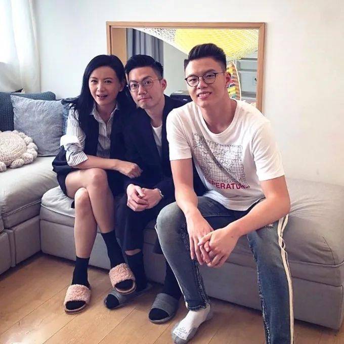 颜色 曾华倩晒近照，美颜了还是难掩沧桑，跟普通人比就是气质更好！