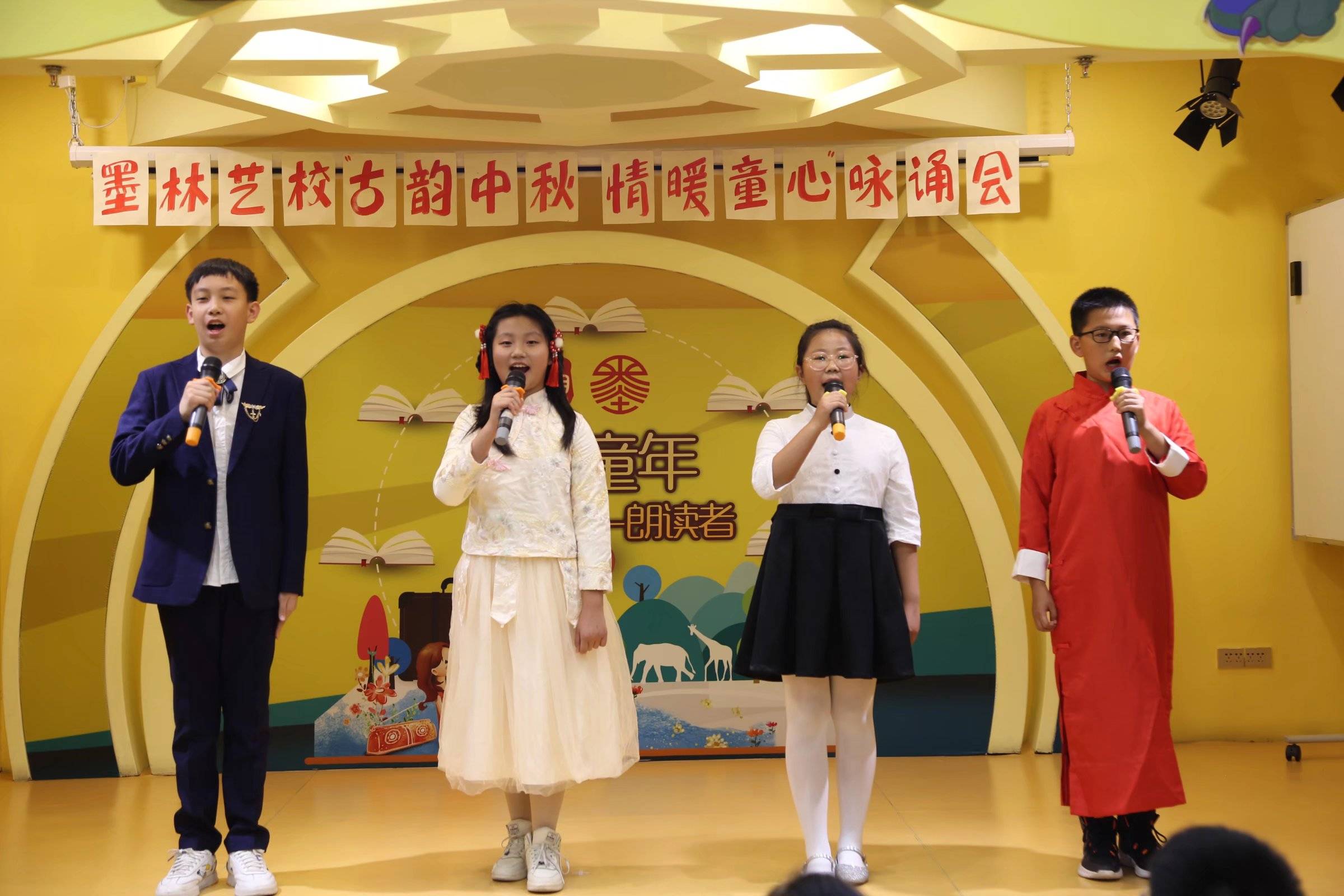 黑龙江省牡丹江市墨林艺术学校关工委携手中视书店举行"古韵中秋 情暖