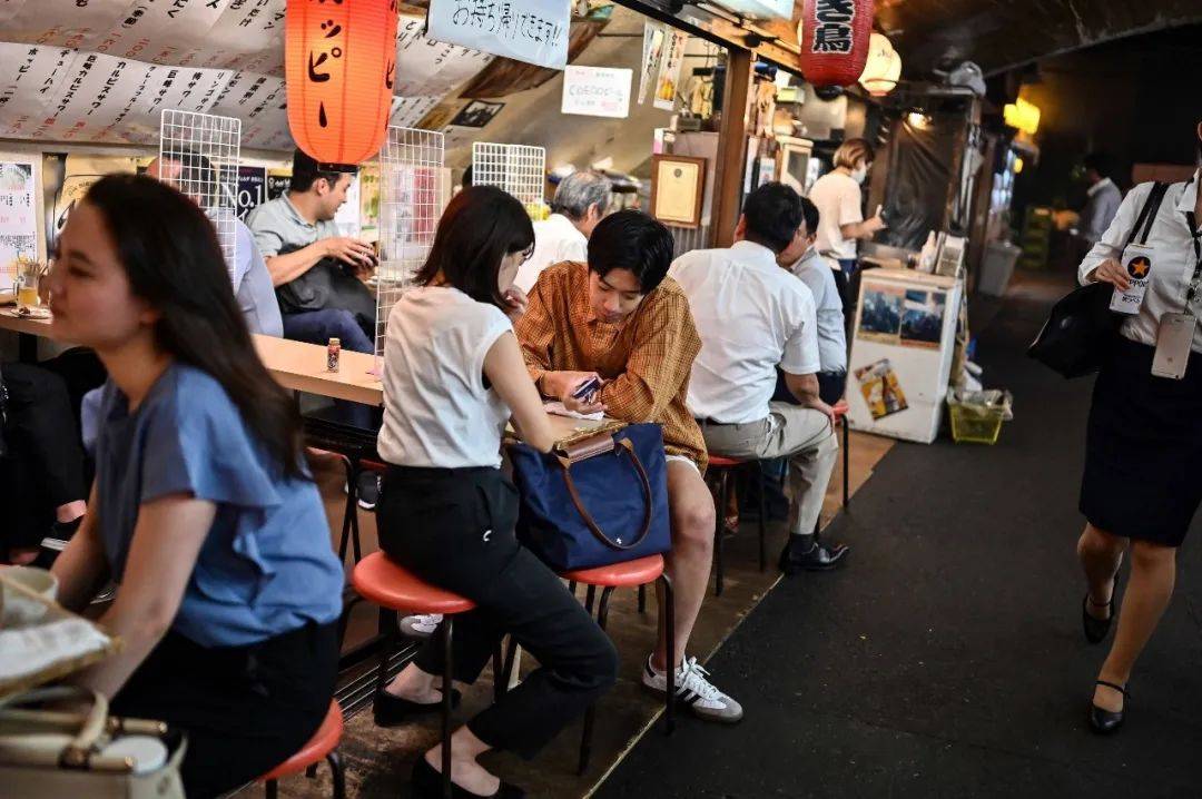 酿酒喧闹狭小的居酒屋，藏着他们的人情世故和无处安放的灵魂