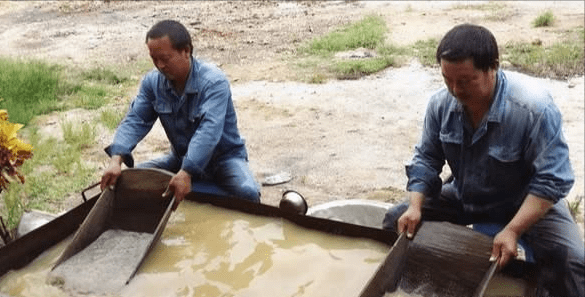 广西"上林帮"非洲淘金记:为钱殊死搏斗,常备200克金子保命