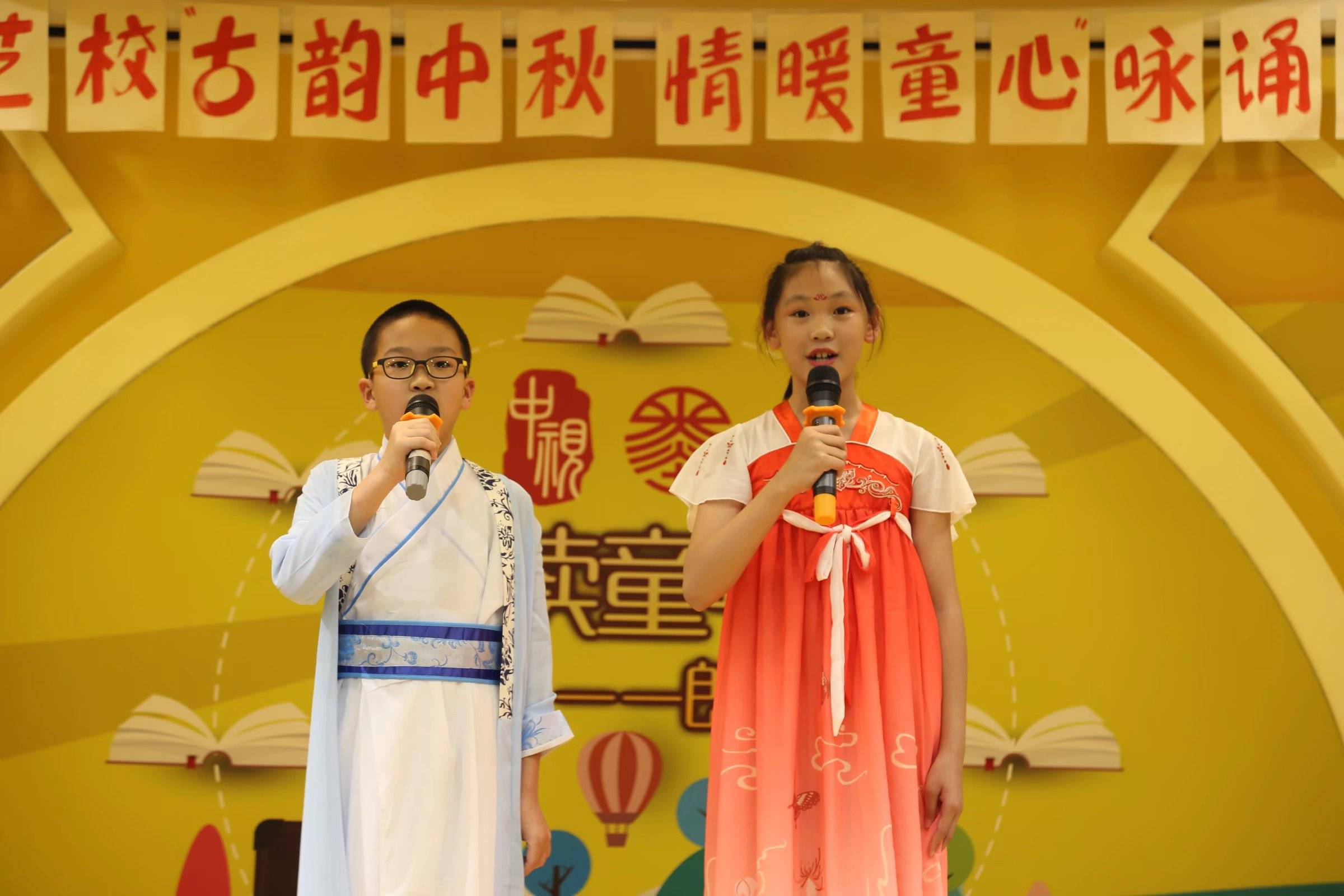 黑龙江省牡丹江市墨林艺术学校关工委携手中视书店举行"古韵中秋 情暖