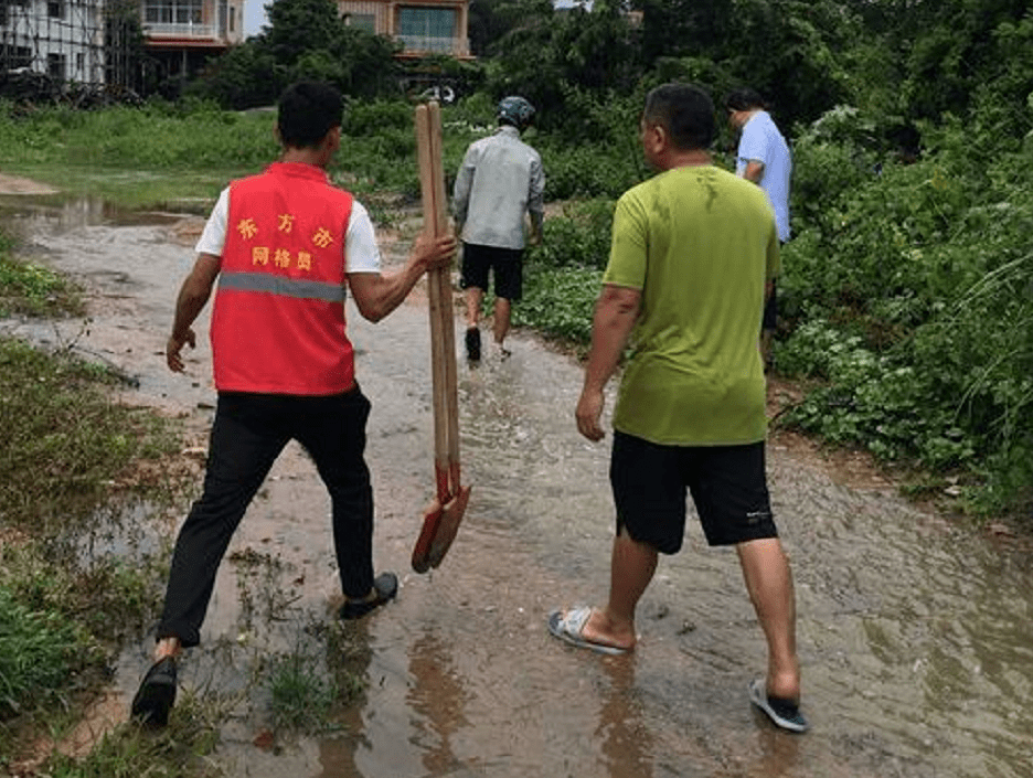 突降暴雨東方網格員及時上報處理保障居民安全出行