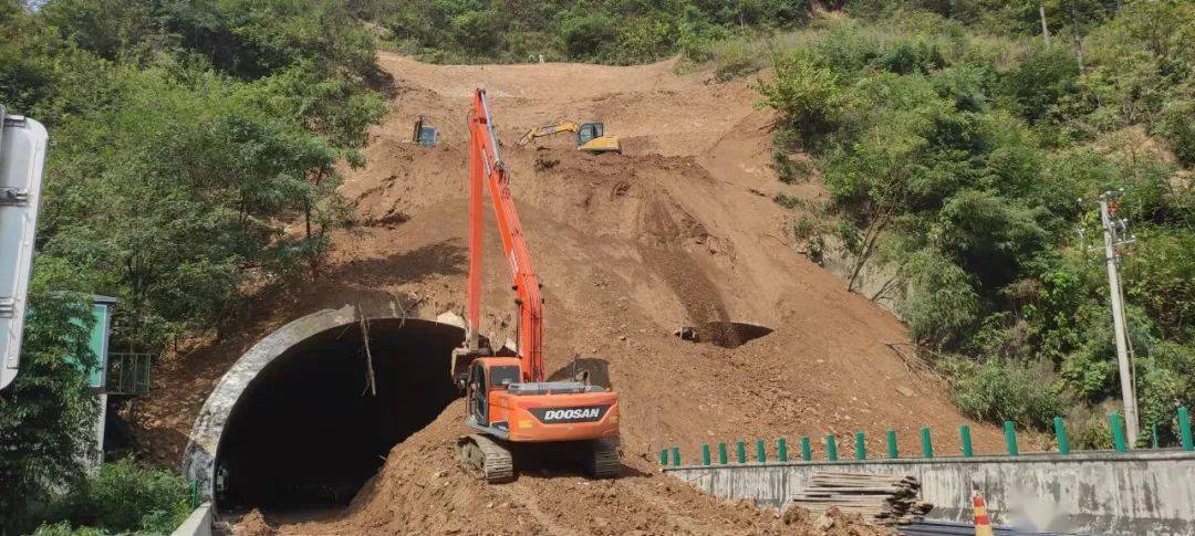 9月23日起因山体滑坡十天高速旬阳段实施交通管制