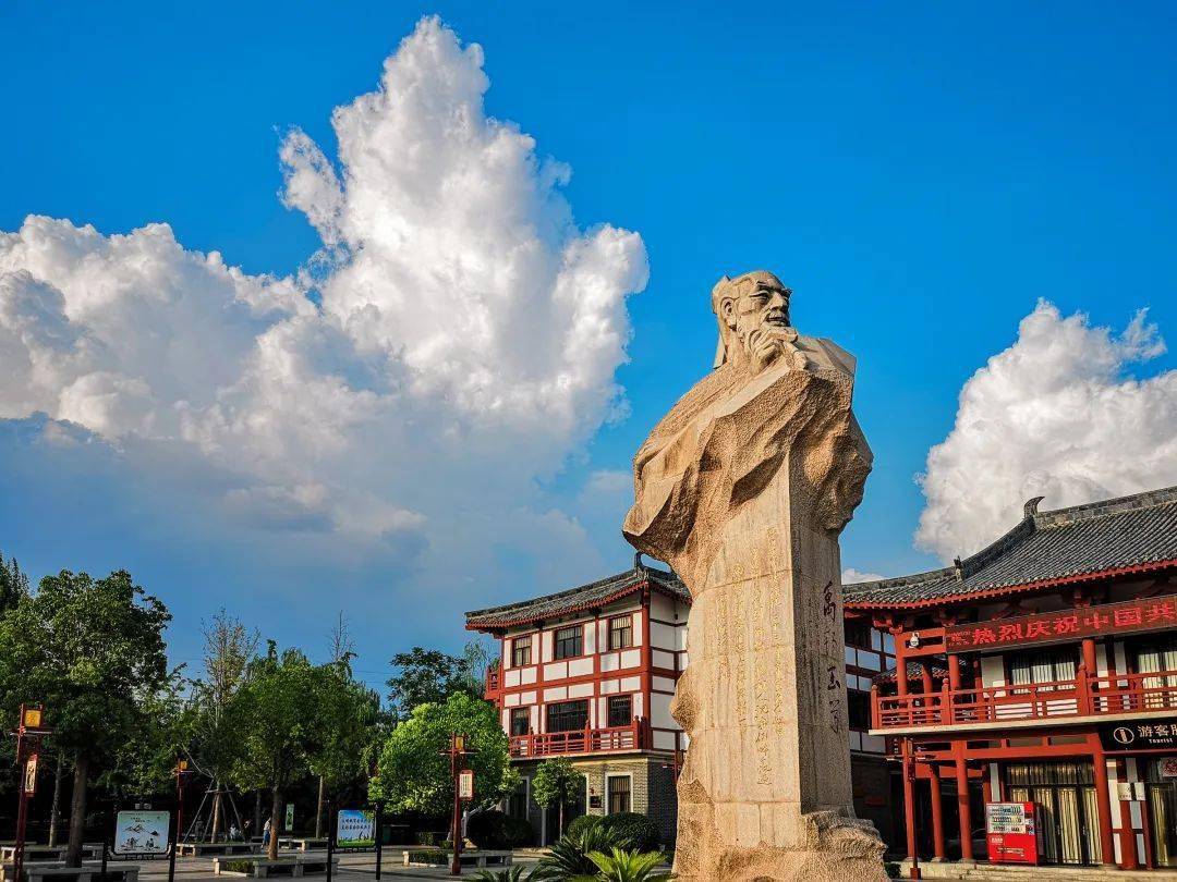 三公像附近是滎陽的三大遊園——滎陽植物園,劉禹錫公園,李商隱公園.