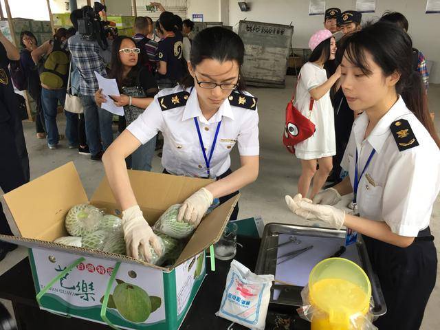 檢驗檢疫人員在檢查臺灣水果(資料圖片).新華社記者 許雪毅 攝