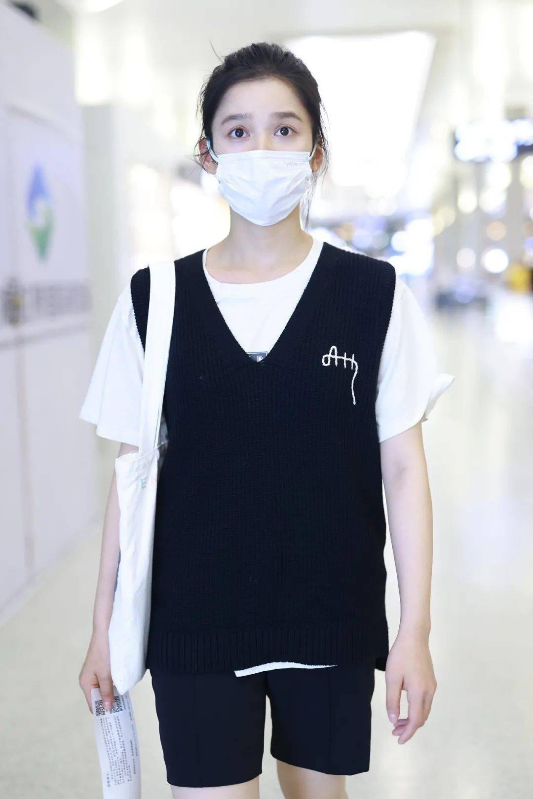 感觉 娜扎最近穿了好几遍的单品 马甲叠穿到底有多香?