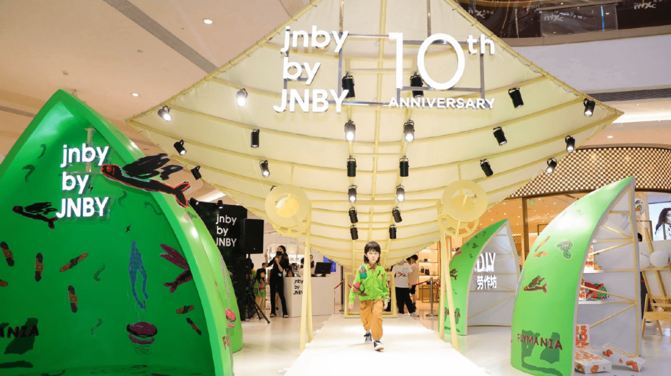 江南布衣 童装图案涉嫌“邪典、暗黑”：江南布衣遭网友“声讨”，品牌方道歉、产品下架