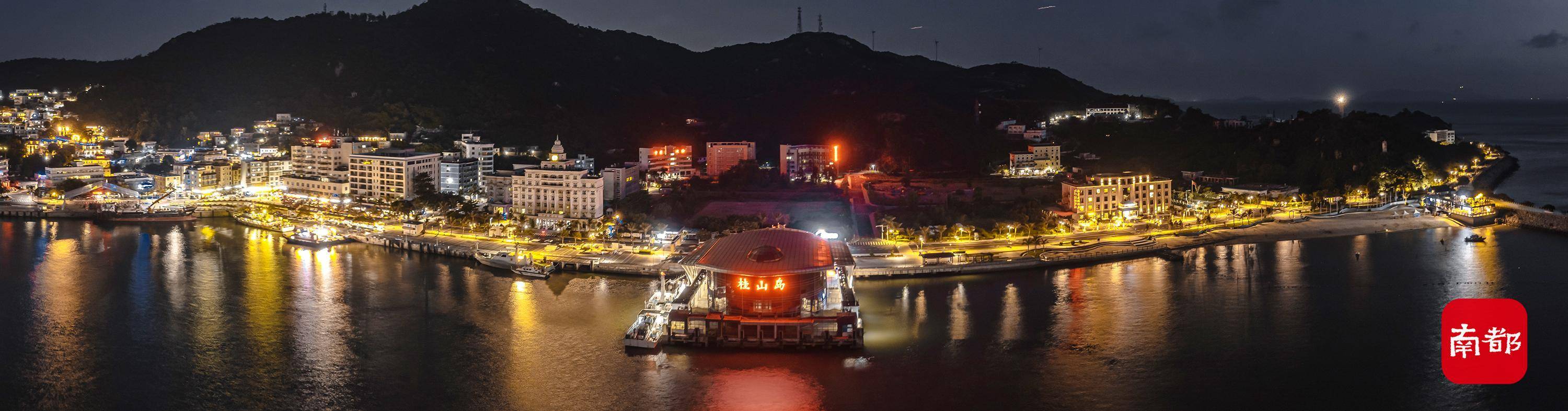 入夜的桂山镇灯火通明,浓浓人间烟火气.南都拍客 张晋维 摄