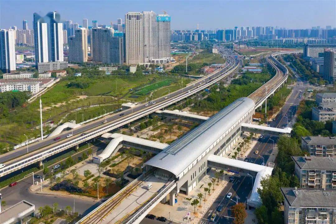 从高空俯瞰武汉地铁5号线中医药大学站,巨大的白色站房和数条连廊矗立