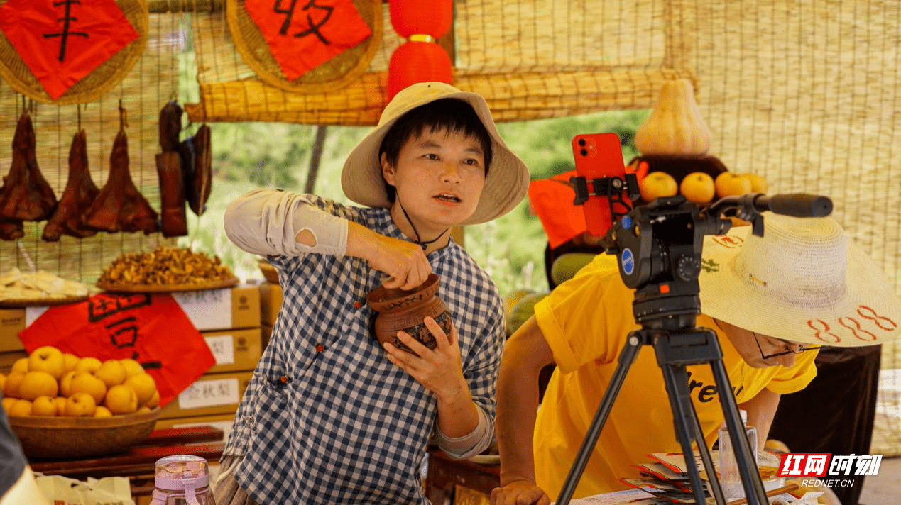 正在直播带货的湘野红姐.当地农产品.