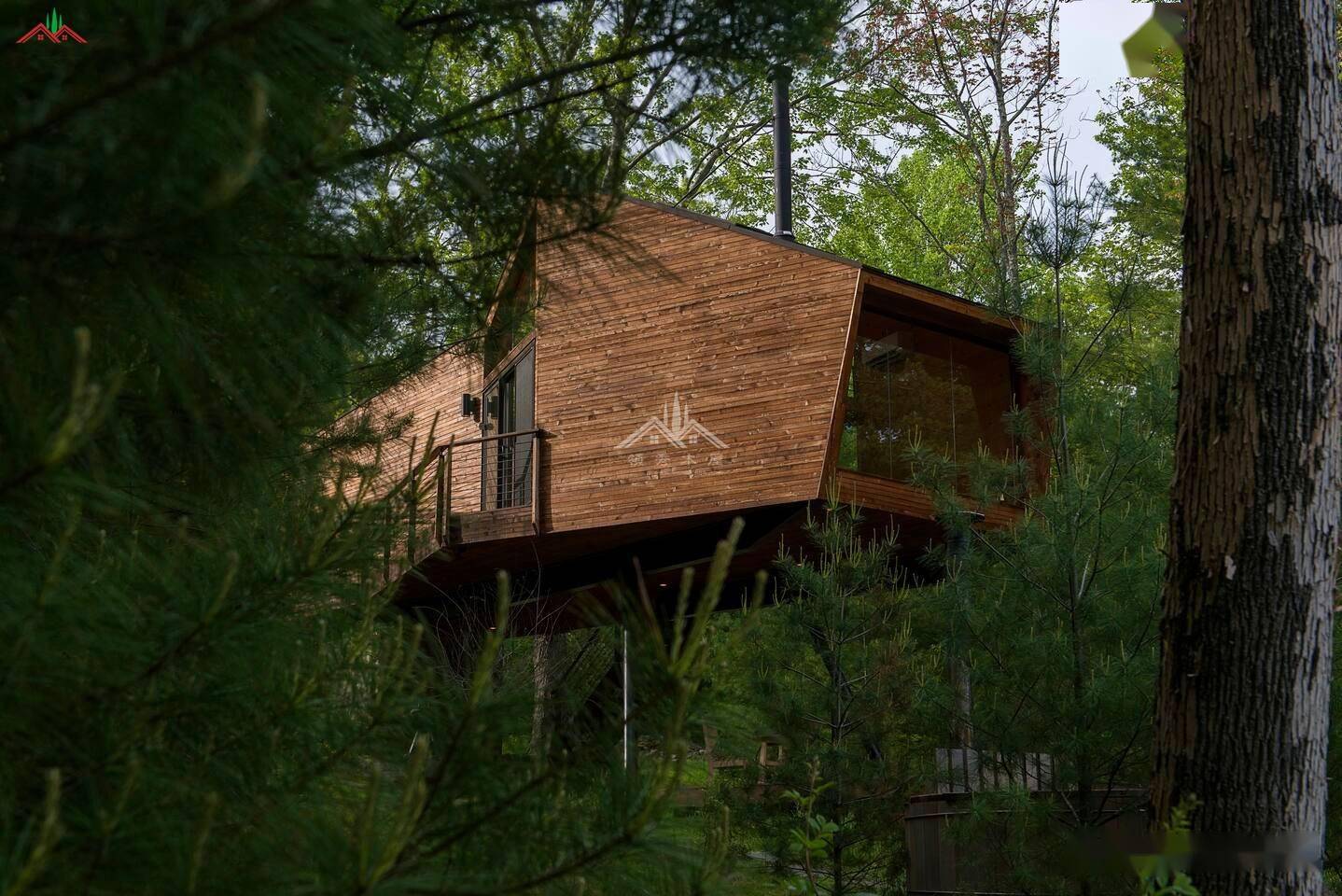 看这个方形的外观再看室内的布局我瞬间爱上这个性独特的度假木屋