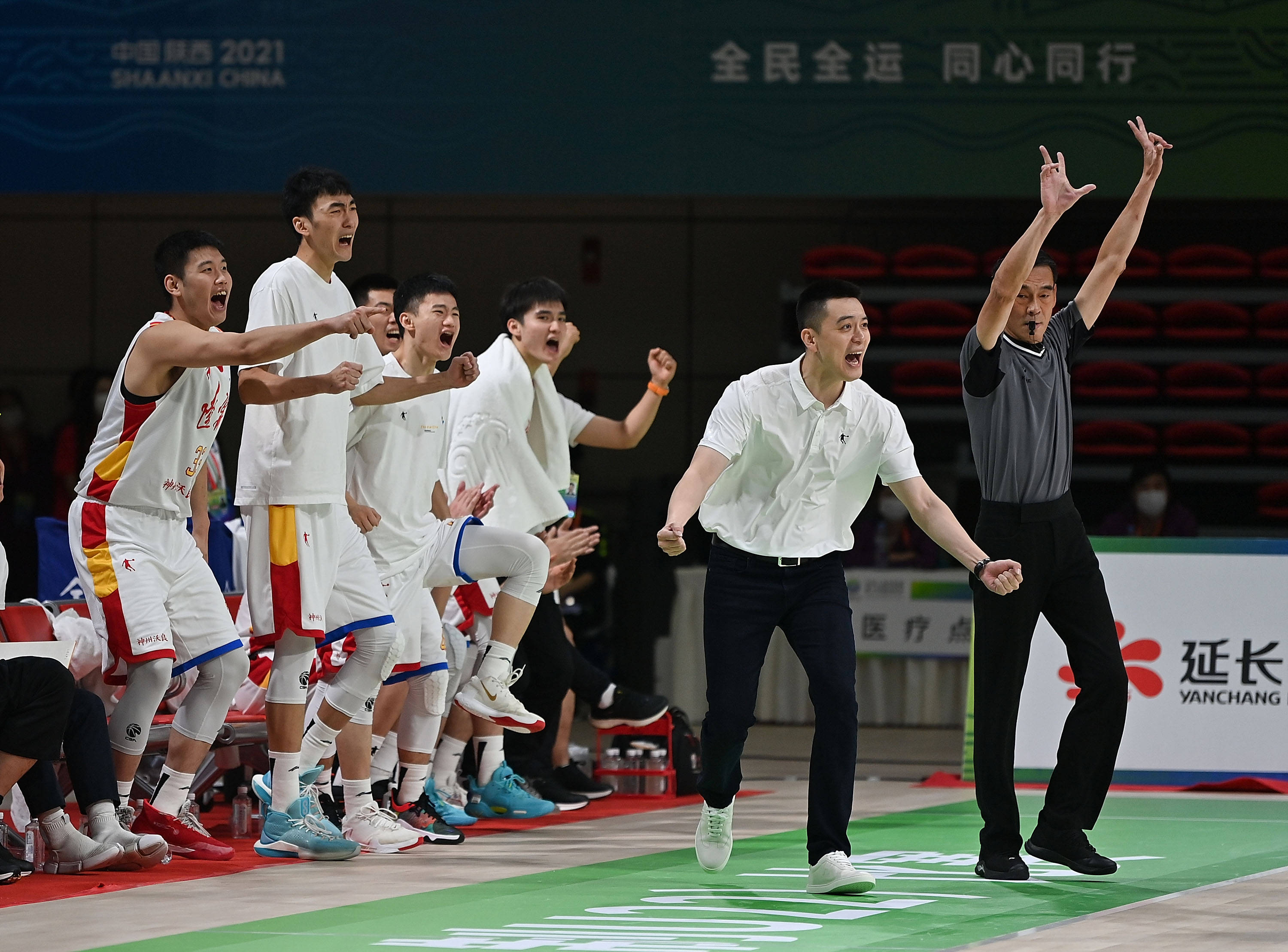 新华社照片,铜川(陕西),2021年9月25日9月25日,辽宁队主教练杨鸣(右二