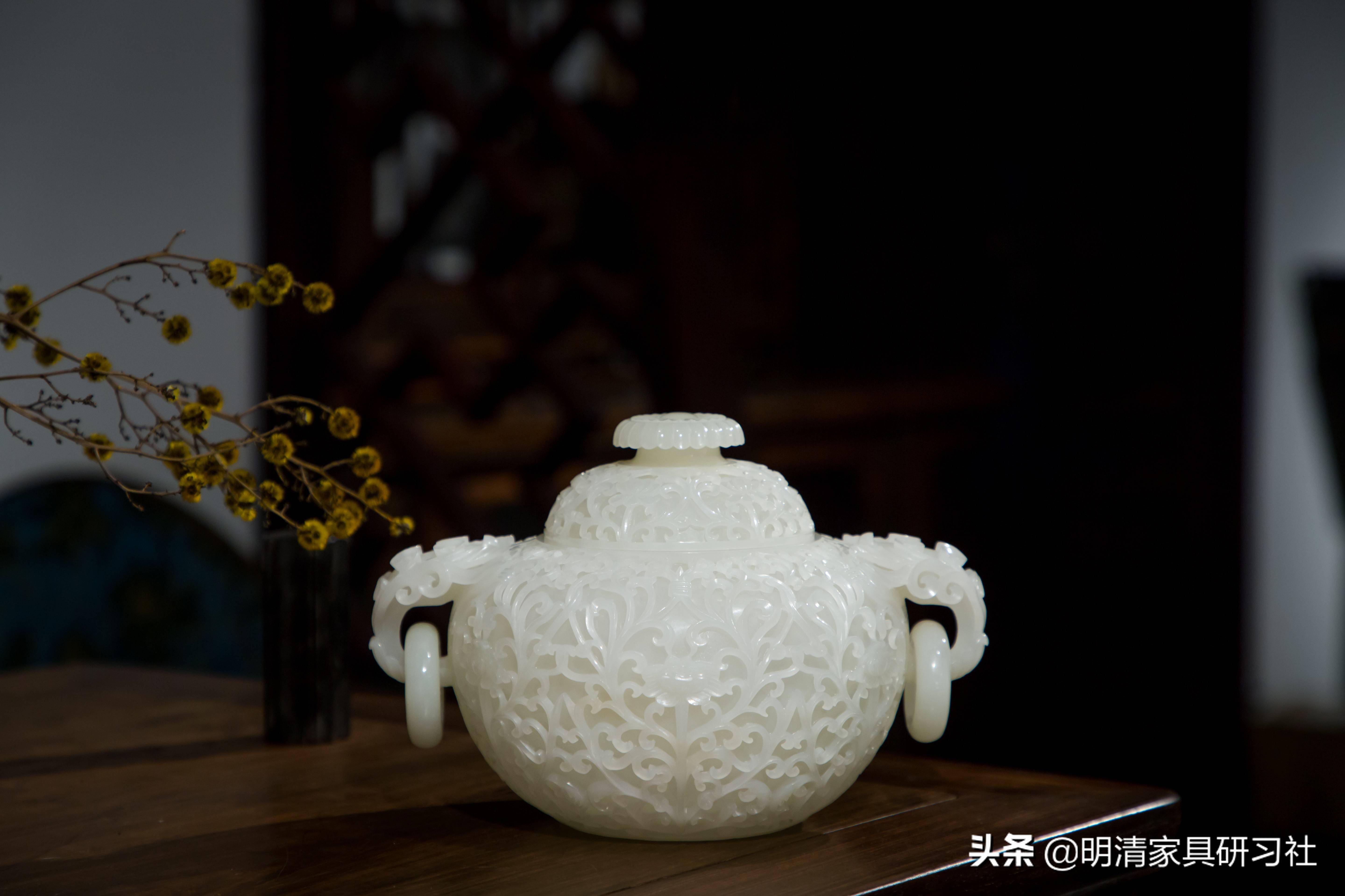 和田玉透雕花卉纹贡器