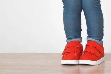 问题|入秋后怎么给宝宝穿衣？做好这 3 点，孩子少生病