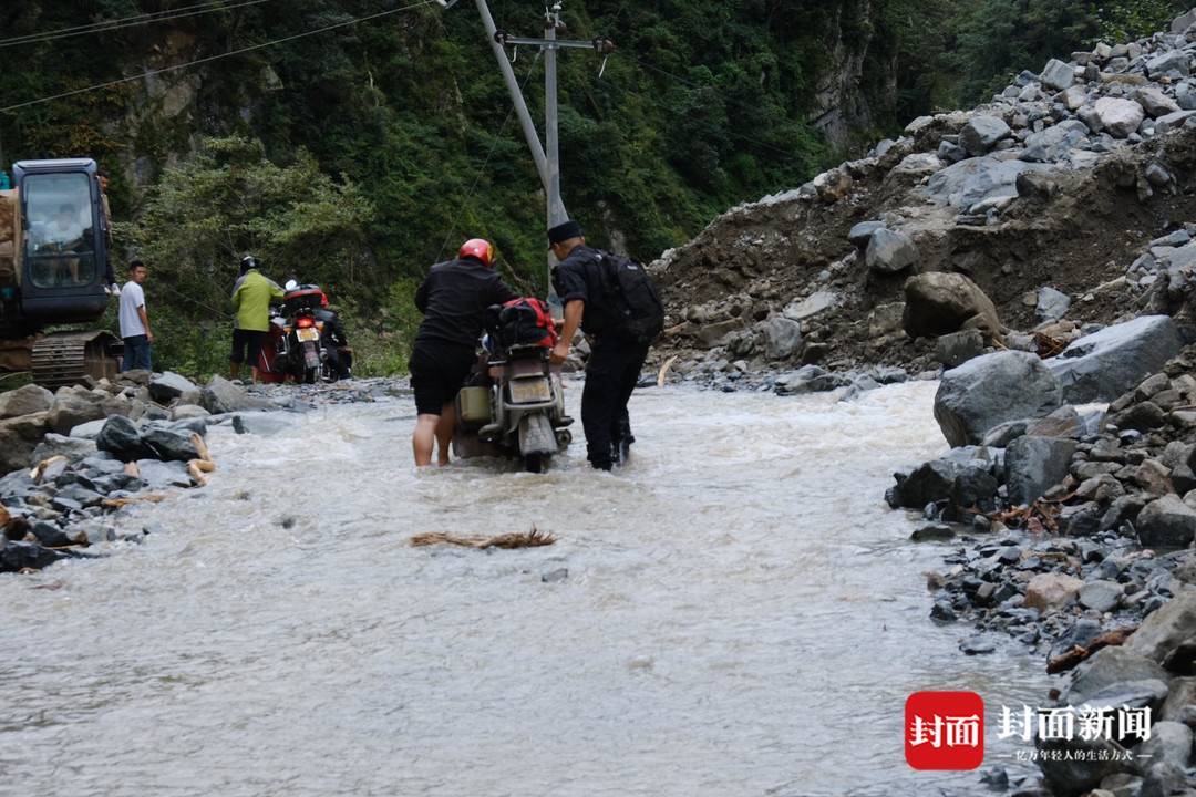 四川雅安天全泥石流致人员失联当地警方出动千余人次紧急抢险救援