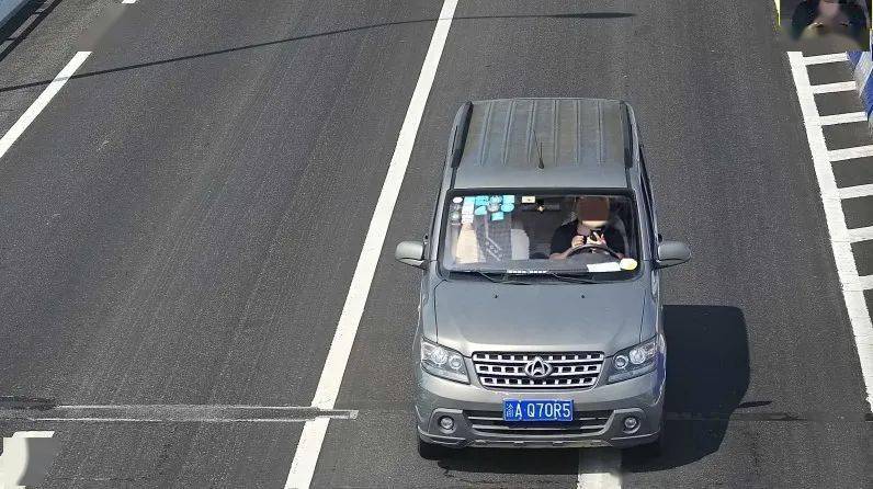 曝光高清抓拍开车打电话快来看看有没有你