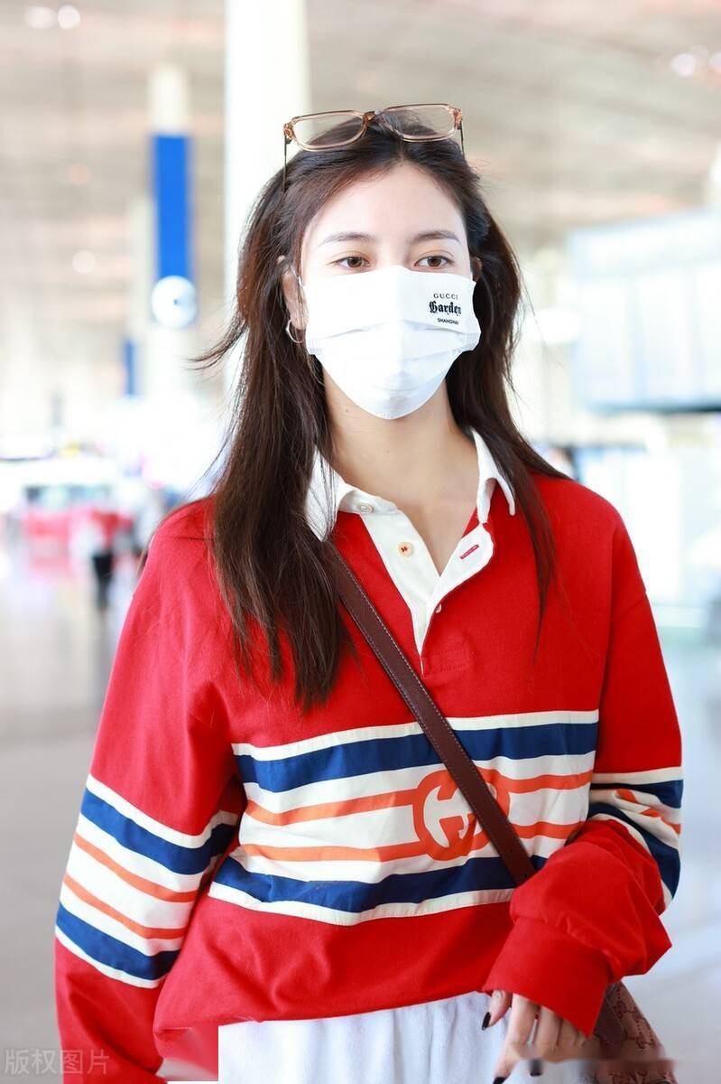 宋妍霏身穿红色衬衫搭配短裤青春活力太阳镜架在头上休闲惬意