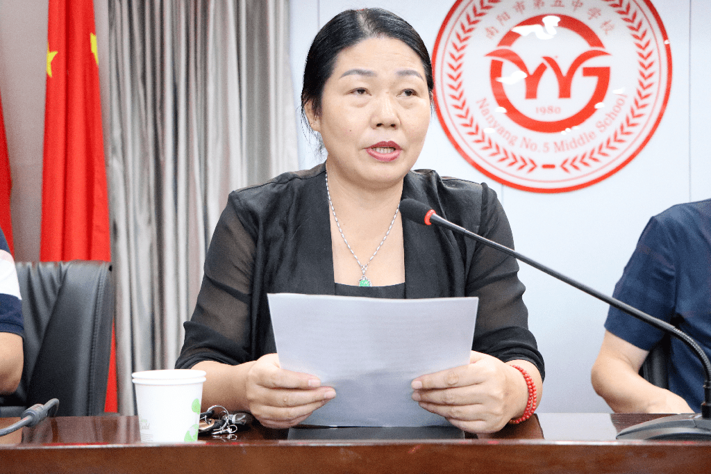 王书琴副校长在会上庄严承诺:高三全体教师将在以王校长为核心的领导