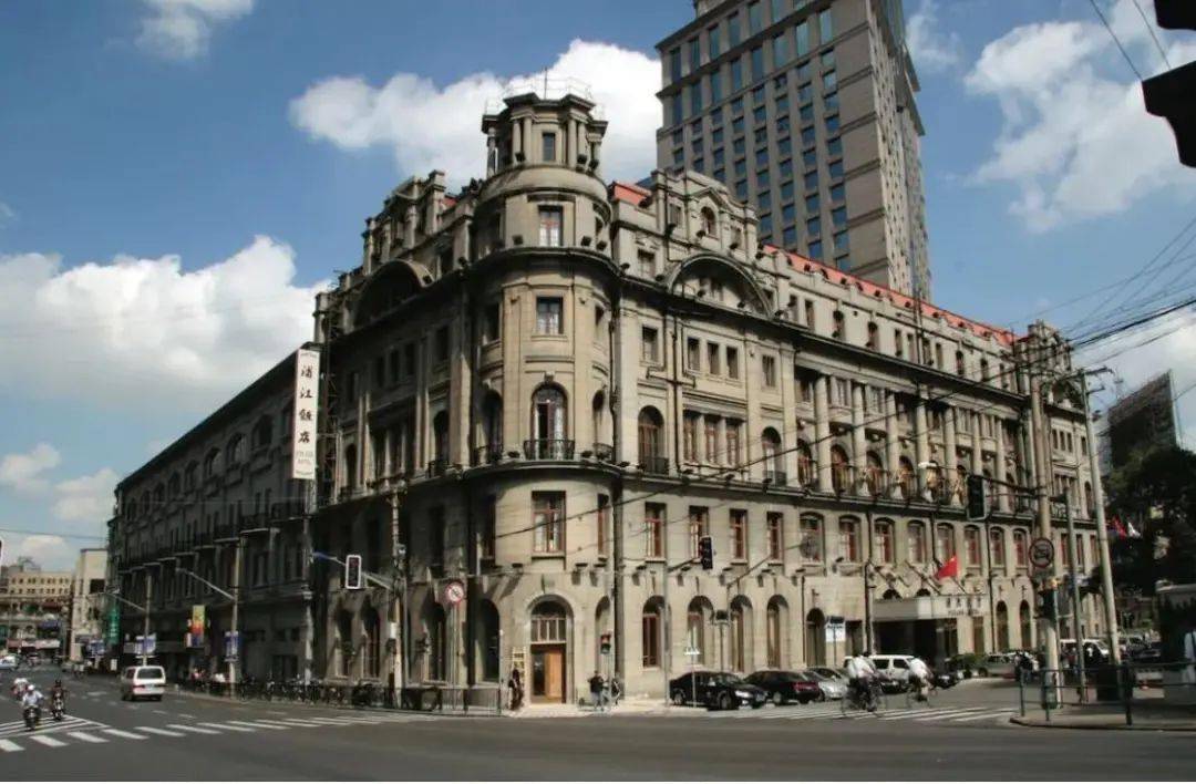 但据当时人观察,上海舞厅分为若干等级,像礼查饭店,大华饭店,卡尔登舞