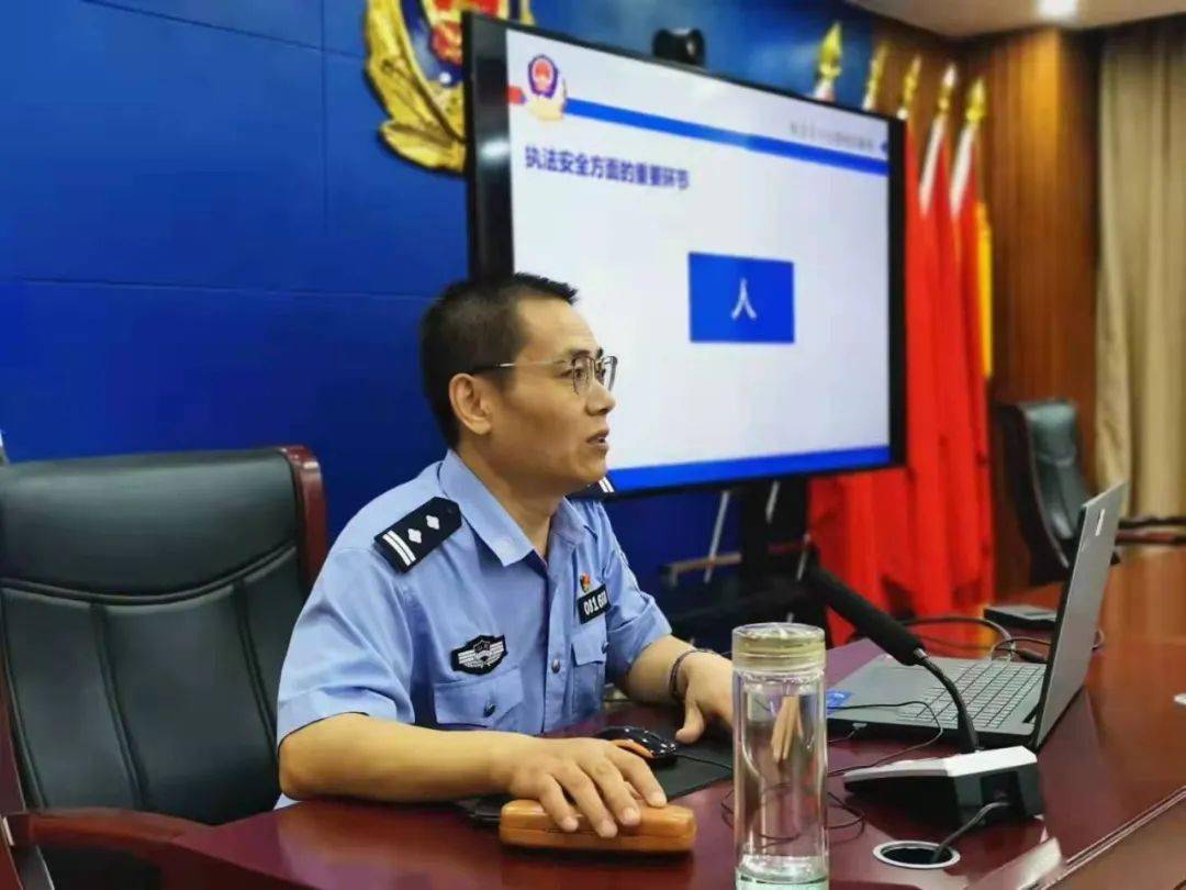 9:00雨天路滑,周六一早,夏津县公安局交警大队的执勤民警早早来到易堵