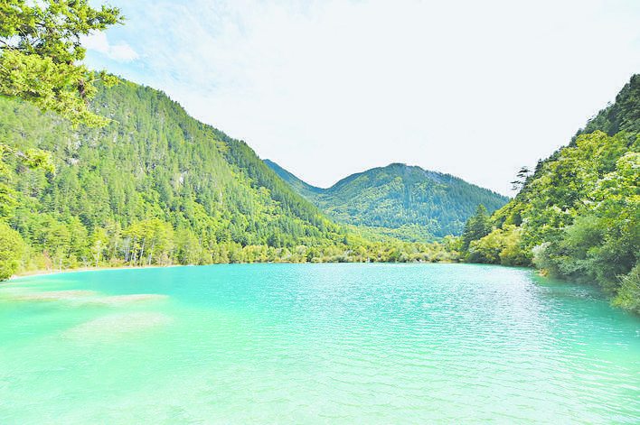 游客|观九寨美景 览人间仙境——走进九寨沟风景名胜区