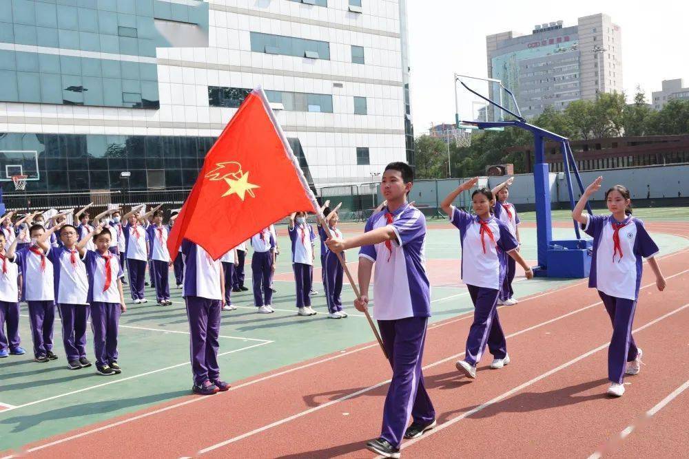 队旗飘扬梦想绽放记理工附中东校区初一年级少年先锋队成立大会