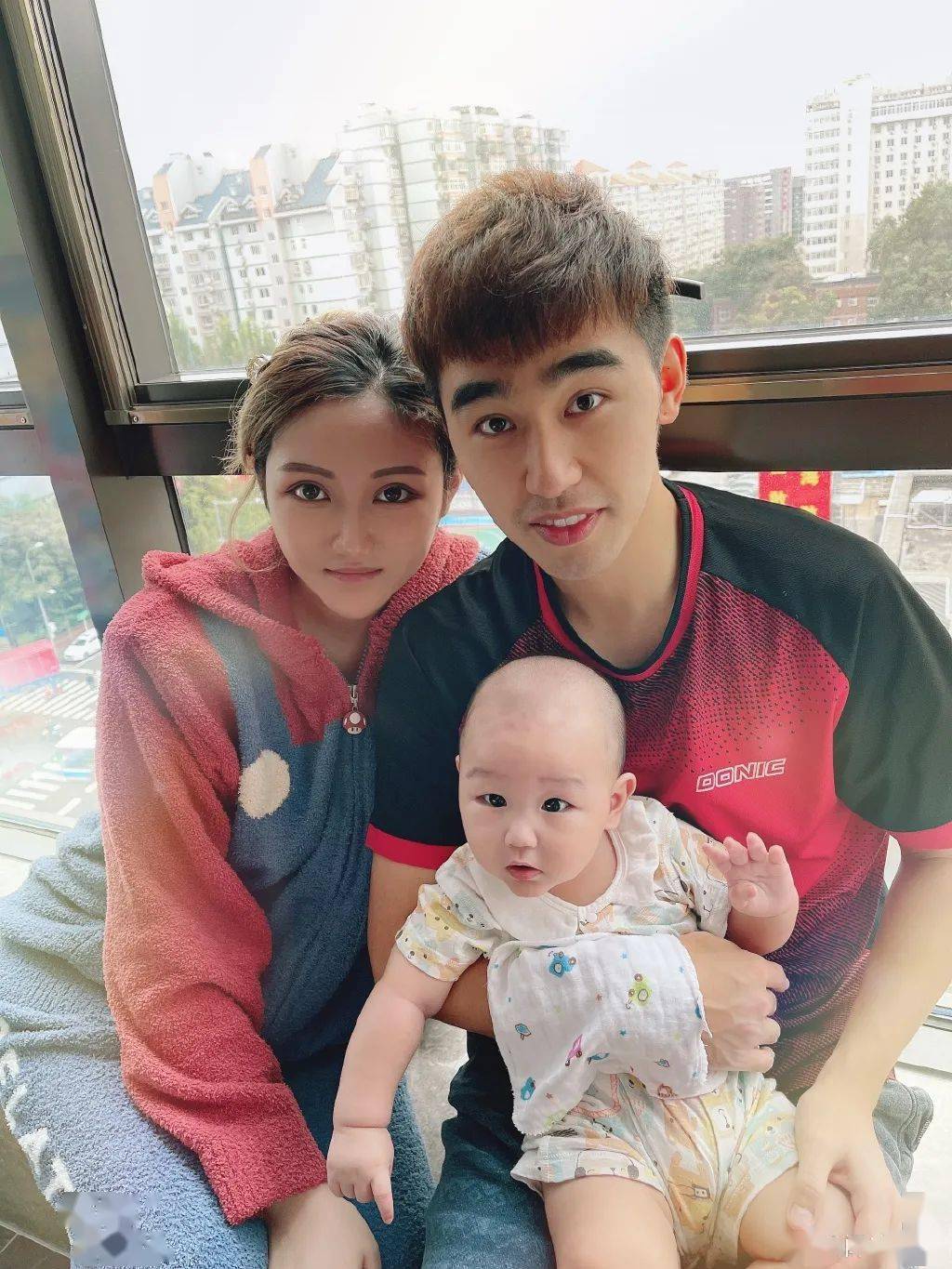 国乒28岁悍将晒出一家三口全家福,妻美子萌事业家庭双丰收_闫安