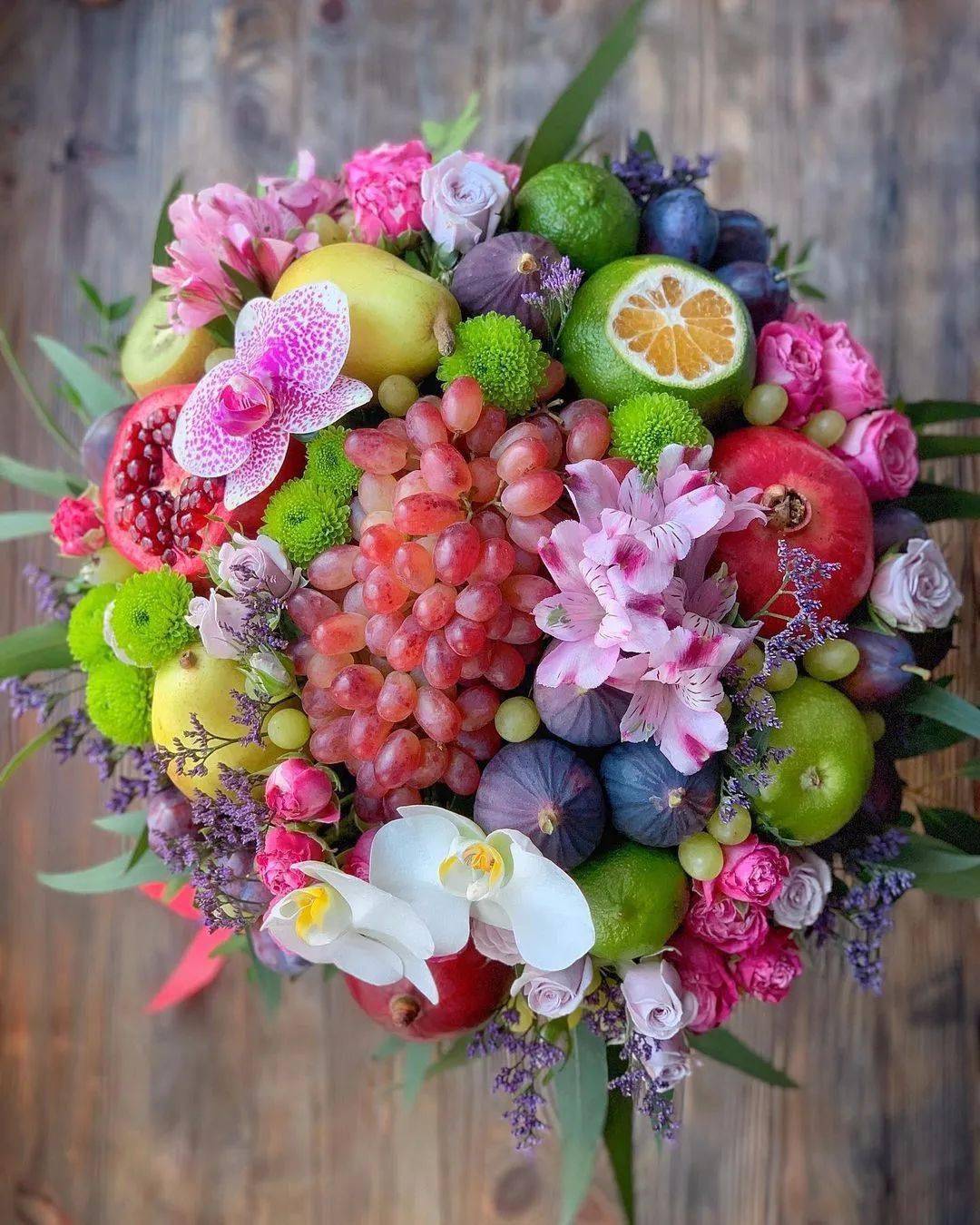 美图欣赏鲜花与水果组合成甜美