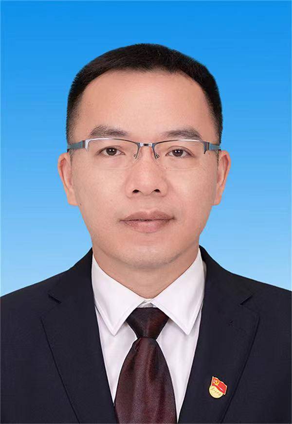 大学,中共党员,现任县委常委,统战部部长,县政协党组副书记