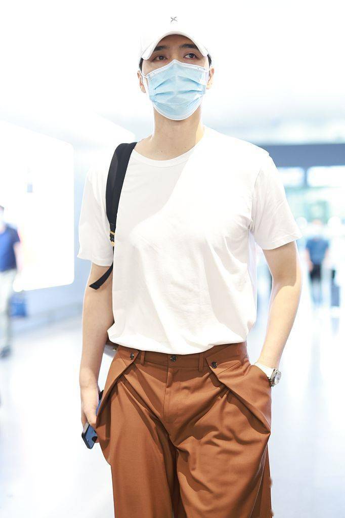 阿云嘎简约风白t配焦糖色西裤 清俊有型尽显男士优雅