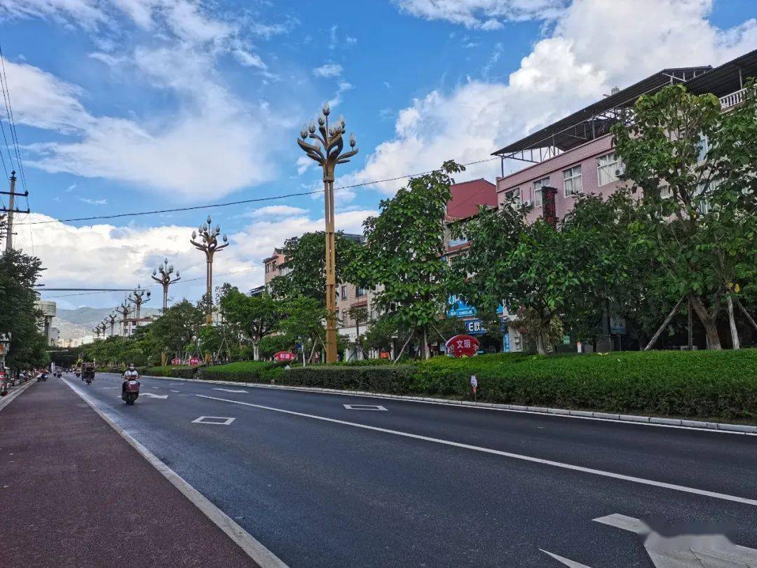 县城的四十米大街,是一条"时髦"的街道.