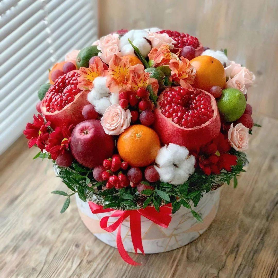 美图欣赏鲜花与水果组合成甜美