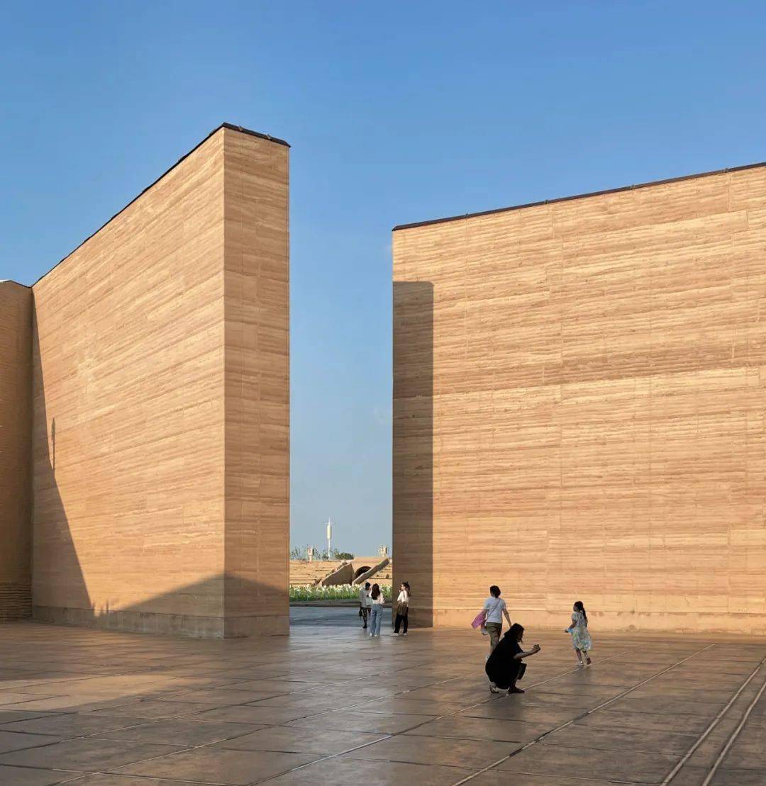 现代夯土工艺的实践案例—只有河南·戏剧幻城_建筑