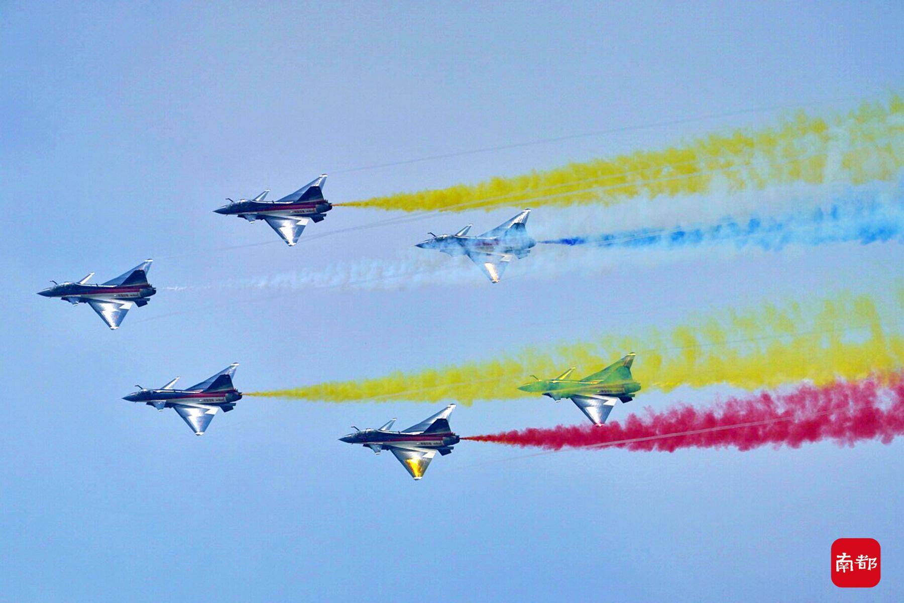 "八一"飞行表演队六机编队拉烟炫技.南都拍客 郭昌城 摄