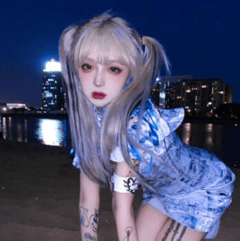 能看到,机智张手拿物品,眼睛望着镜头,身穿睡衣,在四周打光的情况下