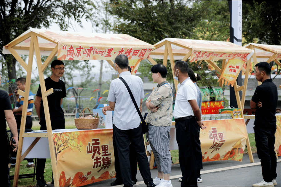 集市里有星甸街道的特色卤味,瓜果蔬菜还有各家养殖户的山贡(hòng)蟹