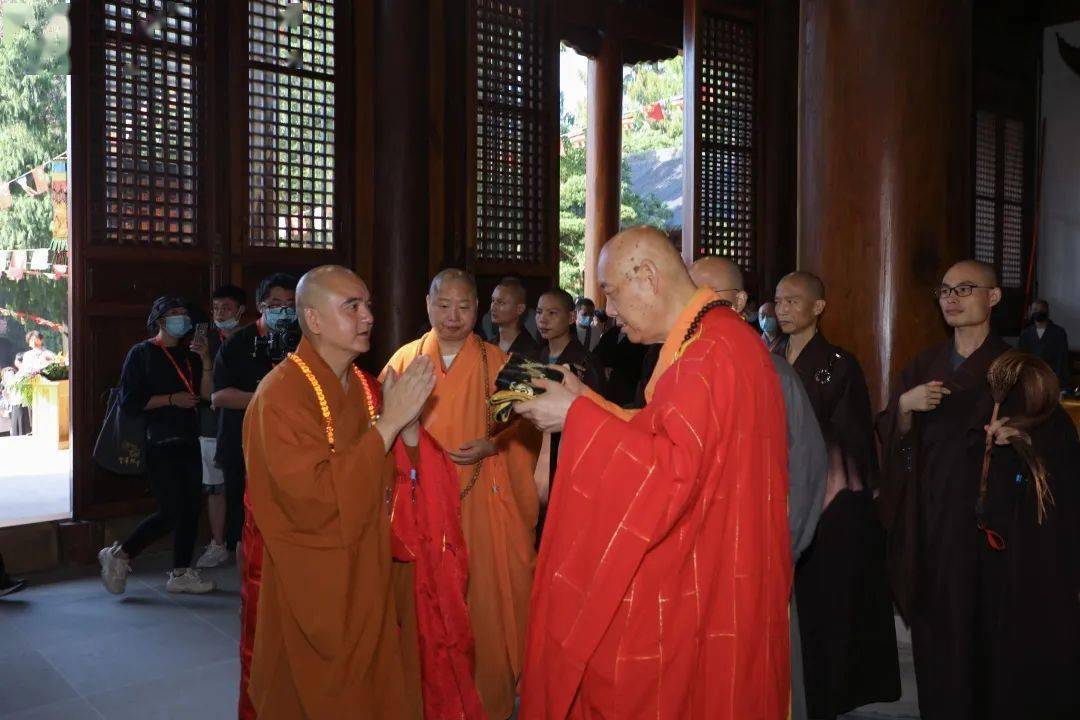 盛世喜讯天台山宝华禅寺举行果宁法师荣膺方丈升座庆典
