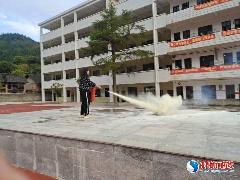 新邵县太芝庙镇中学开展师生安全大演练
