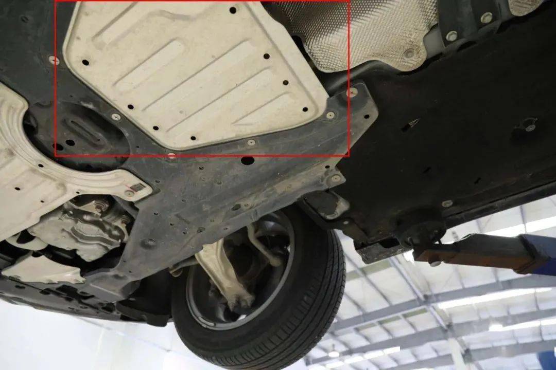 空调排水孔遇堵塞时,疏通工作较为简单,爬到底盘下用细铁丝慢慢疏通