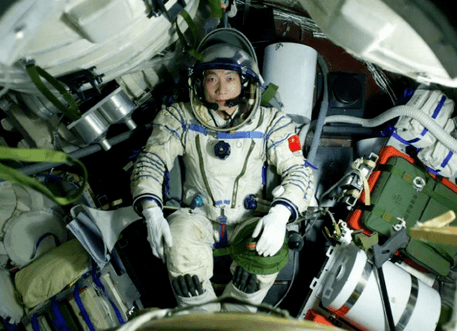 杨利伟上太空时为何要配枪苏联的教训不能忘各国要引以为戒