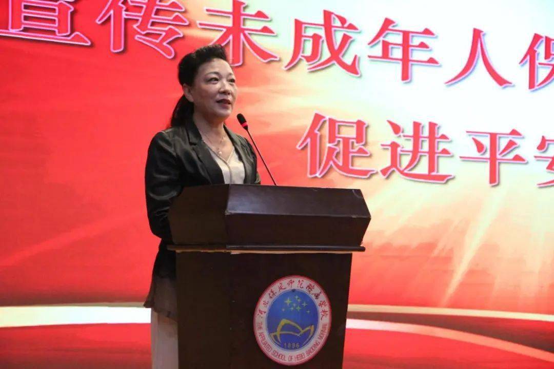 仪式伊始,王淑英校长为保定市人民检察院党组书记,检察长王庆品颁发